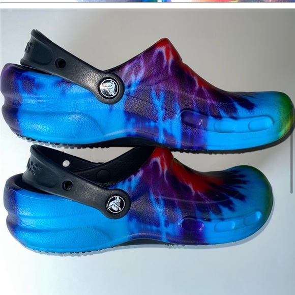 CROCS tie dye “Bistro Graphic Clog” in size Woman’s 8 or Mens 6. - Picture 4 of 5